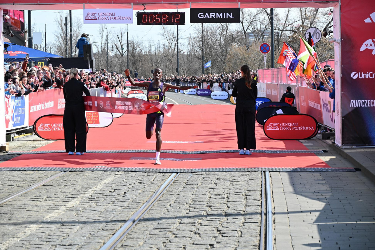 Burunďan Kwizera při půlmaratonu prolétl Prahou rychlostí 362,741 metrů za minutu ! Zajímavost: Na počet běžců obrazně Prahou pobíhal celý Benešov Burunďan Kwizera při půlmaratonu prolétl Prahou rychlostí 362,741 metrů za minutu ! Zajímavost: Na počet běžců obrazně Prahou pobíhal celý Benešov